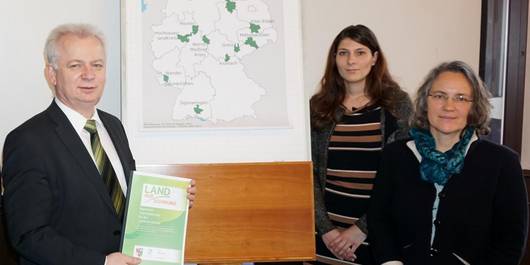 Landrat Carsten Wulfänger sowie Kathrin Scheinert und Sibylle Paetow von der regionalen Entwicklungsagentur.