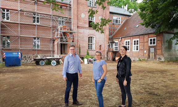 Aktuell Olaf Stehwien, Sibylle Paetow und Franziska Hintze vor dem Gutshaus Wittenmorr. Hier entstehen Büroräume